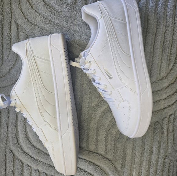 Puma Men's All White Sneakers Size 10.5 Like New - Picture 4 of 7